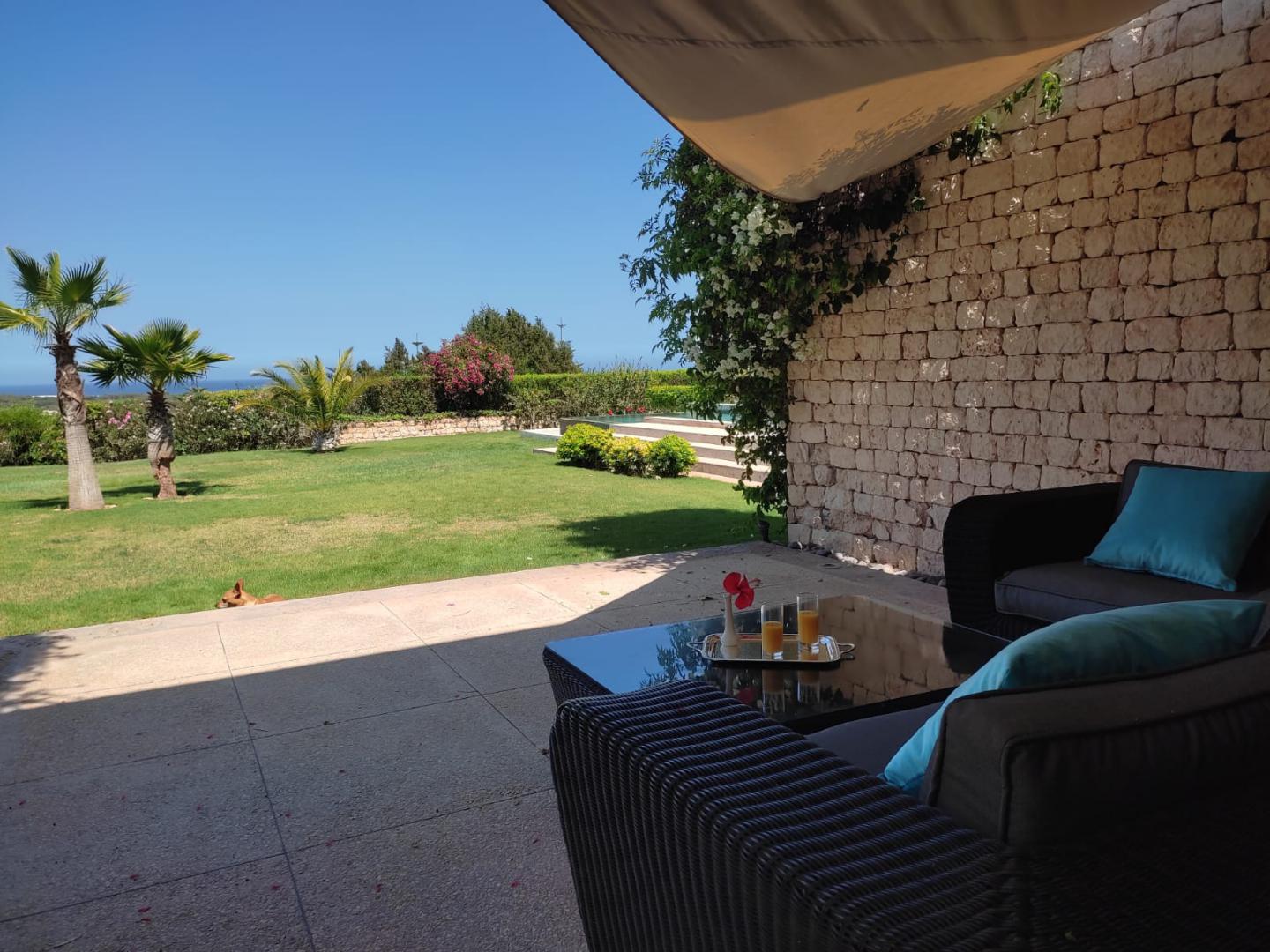 Salon d'été avec vue mer